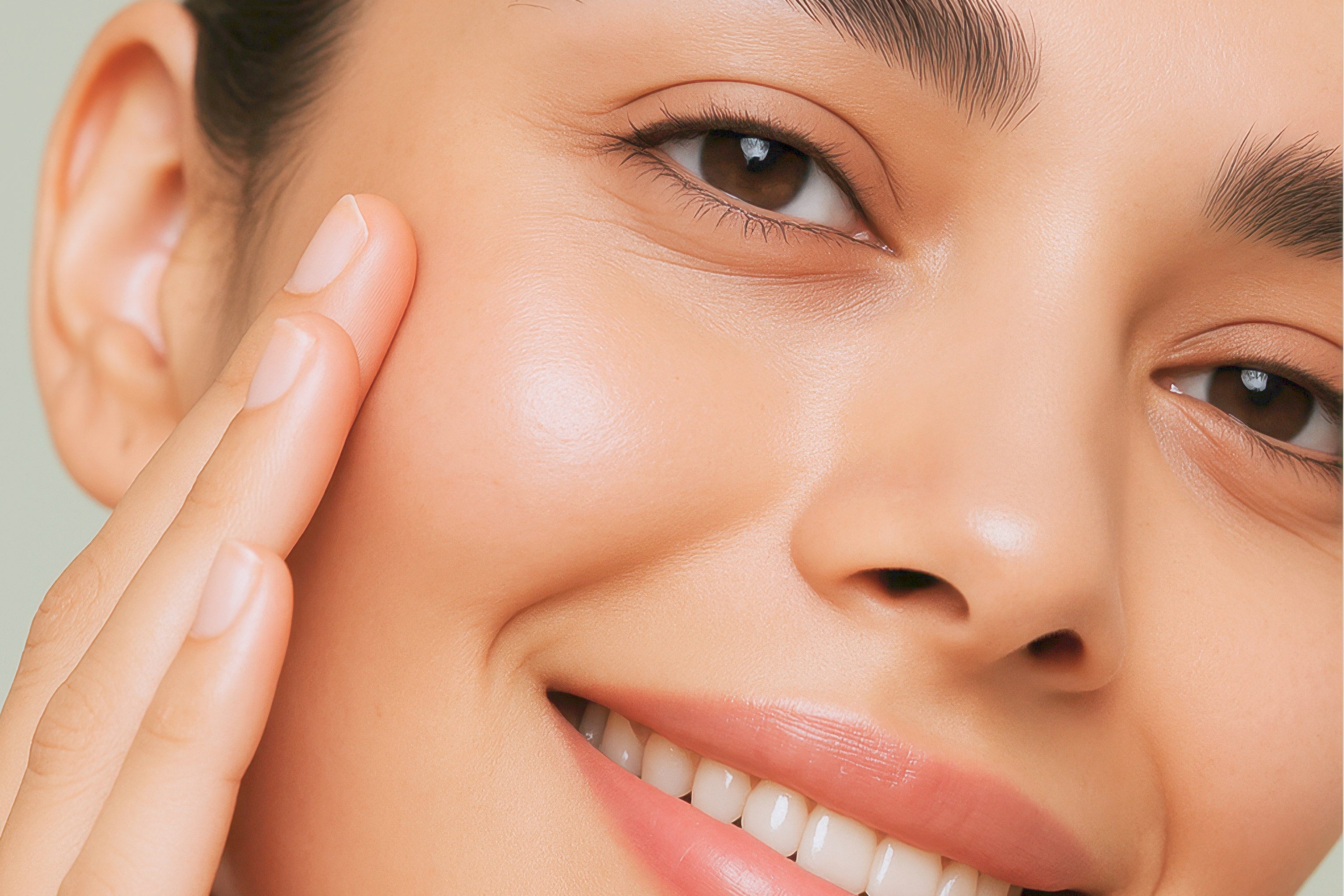 Cleanses gently yet deeply to remove dirt and impurities